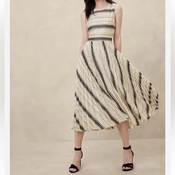 Banana Republic Factory Dresses & Skirts - Banana Republic gray and cream silky cutout out back midi dress 12